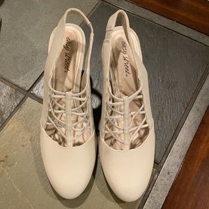 Size 11 Easy Street sling back pumps oatmeal linen